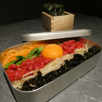 #ヒロキヤ六本木 - ユッケ弁当 -六本木限定-　フタを閉めてシェイク！
