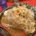 家系総本山 吉村家 - 中盛チャーシューもやしくずれ玉子野菜畑