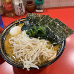 家系総本山 吉村家 - 中盛チャーシューもやしくずれ玉子