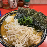 家系総本山 吉村家 - 中盛チャーシューもやしくずれ玉子