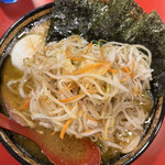 家系総本山 吉村家 - 中盛チャーシューもやしくずれ玉子野菜畑