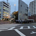 ラーメン二郎 三田本店 - 19時過ぎには裏側までぎっしり