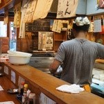 もつ焼きばん - 狭い店内、カウンターの後ろを通るのギリギリ。