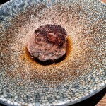 ビレッジ - レア焼き一口ハンバーグ。特製和風タレで。赤ワイン止まりませんよ