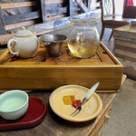 台湾茶専門店 靑竈 - 烏龍茶のセット｡お茶請けはもう1人分ある｡ポットのお湯でおかわりできる｡¥2,700