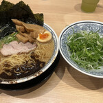 丸源ラーメン  - 熟成醤油　醤油とんこつ黒（麺大盛、海苔、メンマをトッピング）ドッカンねぎ