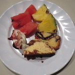 旧松本邸 - 西瓜・パイナップル・フルーツケーキ・ティラミス・パンナコッタ。デザートは後半。女子の行列が出来ました
