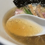 酒肴場 屯 - 煮干しの旨みに鯵干しや昆布も加わりふっくらまろやかなお出汁に、キリッと白醤油と爽やかな山椒の風味