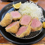 かつ丼多勝 - 肉はピンク色　ジユウシイ！