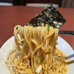 酒肴場 屯 - 青森のスタミナ源たれを使った甘辛な味付けに、こだわり卵の卵黄のコクが加わり肉の旨みが倍増