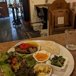 HanaCAFE nappa69 - 鯖のマリネ。玄米ご飯、小鉢三種とサラダがワンプレート。これにお味噌汁とランチドリンクが付いてきます。滋味深くて体に優しいヘルシーランチ!