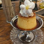 HanaCAFE nappa69 - レトロプリン。上のお花はレモンのメレンゲ。昔ながらのかためプリン。美味しい‥!