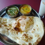 インド・ネパールレストラン マサラ - スペシャルカレーセット（サグチキンとシーフード、ラッシーを選択）