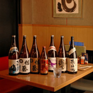 お酒の飲めない店主が厳選した『全国の地酒』常時約60種。