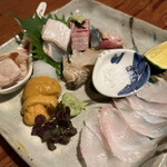 Gyosai Diya Tahei - お造り　サーモンは塩昆布が載っているのでその塩味で食べます　ハマグリが美味しかった…