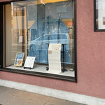 乃味芳 - 店の一階には、何故か着物が飾ってある。大将の亡きお母様の物らしい。この横にある階段を上がると入り口がある。