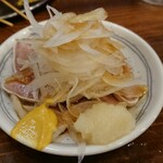 Motsuyaki Honchan - 茹でタン刺し。辛子が辛くてあわてて…