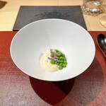 パルコ フィエラ - 藁で燻した余市産涙豆＆生ハムの出汁を含ませた仙鳳趾ミルク牡蠣（昆布オイル、発酵カリフラワーのクリームチーズ）