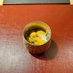 パルコ フィエラ - 大ズワイガニのボイル＆利尻産塩水ウニ、函館産じゅん菜（北丿沢産芽ニンニク、ペクチンでとろみをつけたトマトウォーター、木の芽のオイル、とちおとめの発酵パウダー）