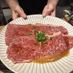 焼肉牛匠 みなかみ - お店の方が焼いてくださる焼きすき。