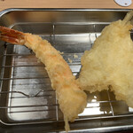 天麩羅処ひらお アクロス店 - 揚げたてが次々に