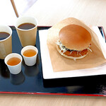 淡路島南パーキングエリア（上り）フードコート - 淡路玉ねぎミンチカツバーガー（デミグラスソース）、コーヒー、玉ねぎスープ