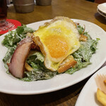 アイビアー ル サン パーム - 焼きたてベーコンと目玉焼きのシーザーサラダ