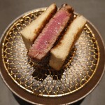 北海道焼肉 北うし - パンに鰹出汁をねり込んだかつサンド、最高!