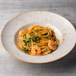 Oil pasta with natural shrimp and Kujo green onion