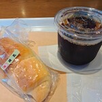 フレッズカフェ - アイスコーヒーと【塩パン練乳クリーム】１７０円
