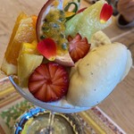 水信フルーツパーラー - フルーツパフェ