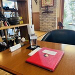 シバベ - アンティークと備前焼に囲まれた店内