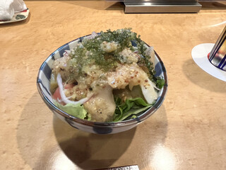 Shouchuu To Teshigoto Ryourino Mise Masaya - お通しの海ぶどうが載ったサラダ