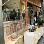 Teuchi Udon Kuukai - お店の前は大行列！店頭には麺を打つご店主の姿が。