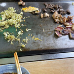 Yasui - ほとんど食べてしまったが、慌てて写真撮りました。キャベツ、ハツ、鶏モモ、イカ。