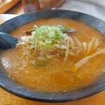 ラーメンさんぱち - 味噌拉麺　(さんぱちナルトが無い…)