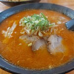 ラーメンさんぱち - ピリ辛味噌　(さんぱちナルトが無い…)