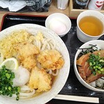 Eki Udon - 鶏天ぶっかけ(冷)＋麺大盛(1玉)＋温玉、角煮丼(出汁付き)