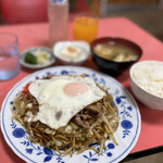 名物 鉄板焼そば専門店 かみ家 - 【焼きそば肉玉子入り定食　1,100円】