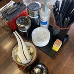 しゅうちゃんラーメン - 卓上調味料、やっぱりニンニククラッシャーが1番(^^)