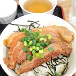 駅うどん - 角煮丼(出汁付き)