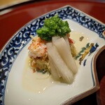 Isoda - 毛蟹と芋茎 胡瓜の冷やし餡　・　京味一門と言えばの「茎芋」がこのように変化して登場。シャクシャクした歯触りは大好物です。毛蟹も味濃く甘く、オッと感じた先付です。