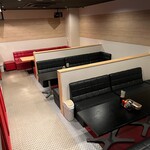 餃子酒場 ゴールド - 【完全貸切】RED ROOM！ソファー席、専用フリードリンクBAR完備、専用トイレ完備、テレビ、DVD完備。