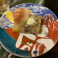 鶏割烹 ならや - なんと、赤富士の横にいるのは、、