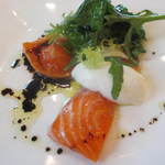 軽くスモークしたサーモンのサラダ仕立て