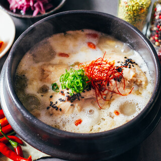 The flavors of Medicinal Food ingredients are intricately intertwined ◎ Enjoy our carefully selected Samgyetang