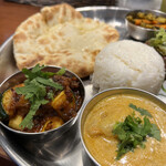 スパイスバザール アチャカナ - （左）サブジ　（右）ケララシュリンプ