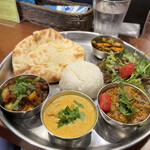 スパイスバザール アチャカナ - カレー3種、チーズクルチャとミニライス