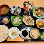 お食事処 きしがみ - 度肝を抜かれる圧巻の品揃え！お肉とお魚のWメインに、お造りや惣菜5品と果物まで、金曜限定の彩膳1,100円