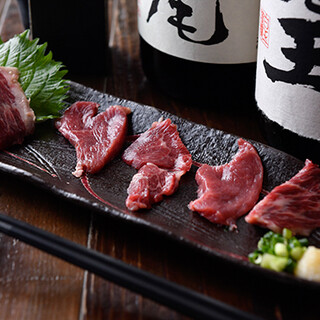 We recommend the 5 types of "assorted" ☆ Enjoy the [horse sashimi] from Kumamoto Prefecture